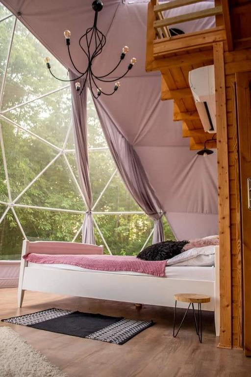 Posteľ alebo postele v izbe v ubytovaní Niezwykła Cisza Glamping & Sauna