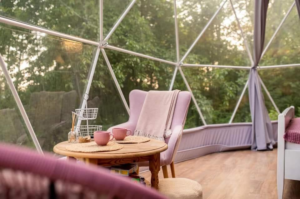 Posedenie v ubytovaní Niezwykła Cisza Glamping & Sauna