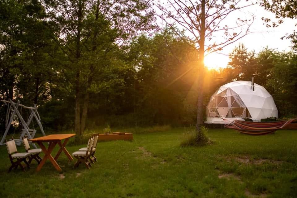 Vonkajšia záhrada v ubytovaní Niezwykła Cisza Glamping & Sauna