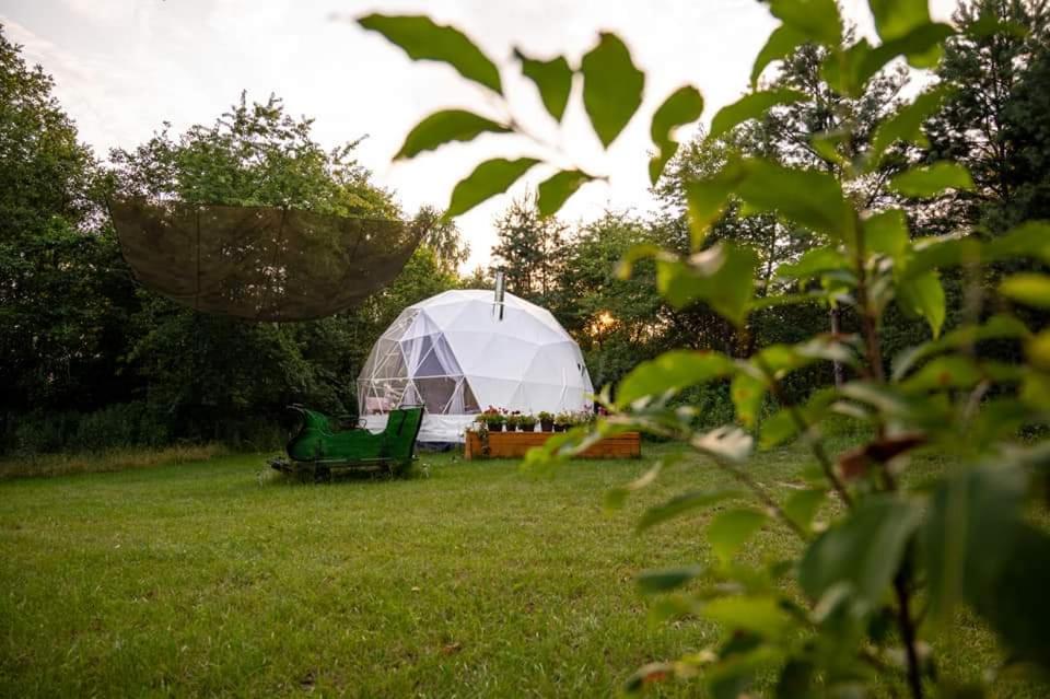 Vonkajšia záhrada v ubytovaní Niezwykła Cisza Glamping & Sauna