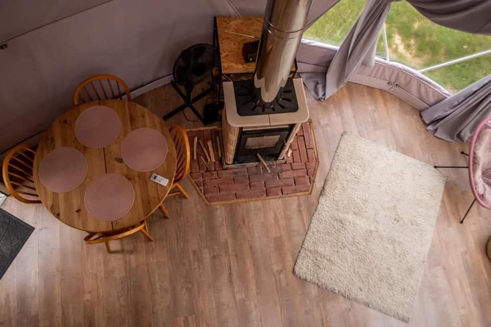 Posedenie v ubytovaní Niezwykła Cisza Glamping & Sauna