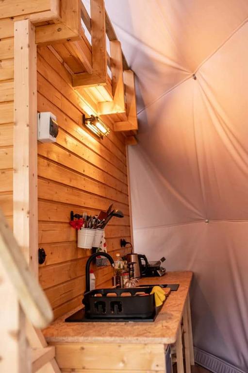 Kuchyňa alebo kuchynka v ubytovaní Niezwykła Cisza Glamping & Sauna