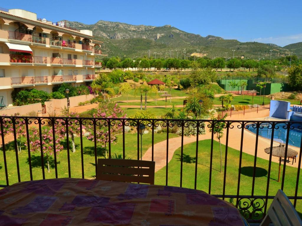 einen Balkon mit einem Tisch und Blick auf ein Resort in der Unterkunft Apartment Apartamentos Golden Beach by Interhome in Sant Carles de la Ràpita