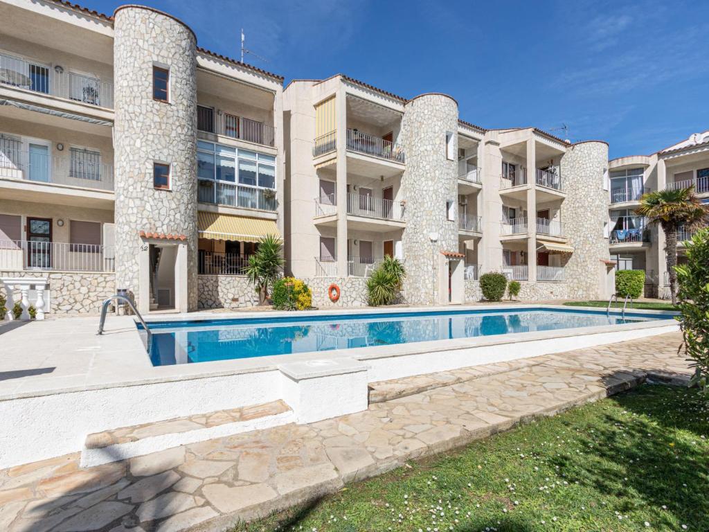 Bazén v ubytovaní Apartment Flamicell by Interhome alebo v jeho blízkosti