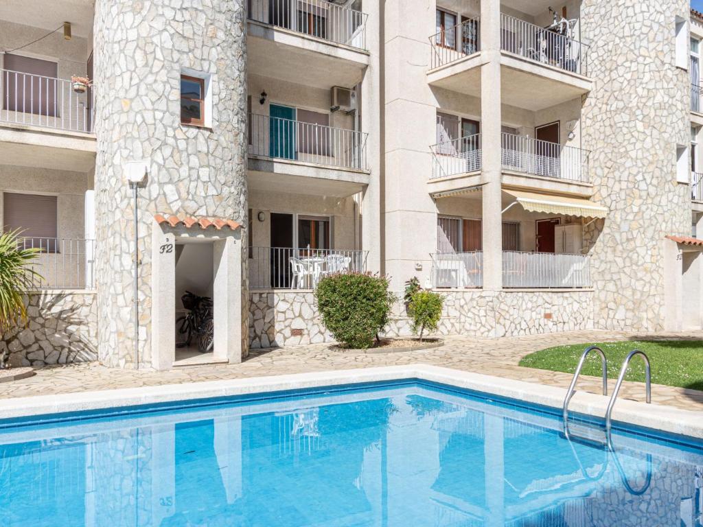 Bazén v ubytovaní Apartment Flamicell by Interhome alebo v jeho blízkosti