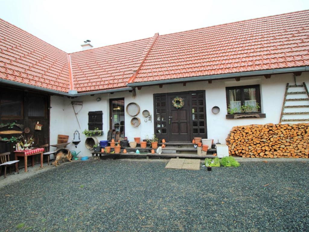 una casa con porche con banco y puerta en Holiday Home Move on Ranch by Interhome, en Neustift bei Güssing