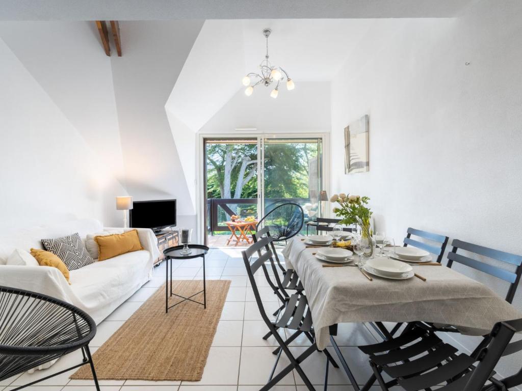 un salon avec une table, des chaises et un canapé dans l'établissement Apartment Clair de lune-1 by Interhome, à Carnac