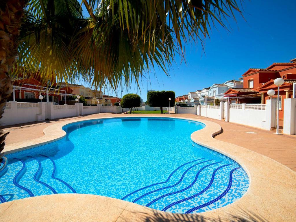- une piscine d'eau bleue dans la cour dans l'établissement Holiday Home Ni Hao by Interhome, à Calp