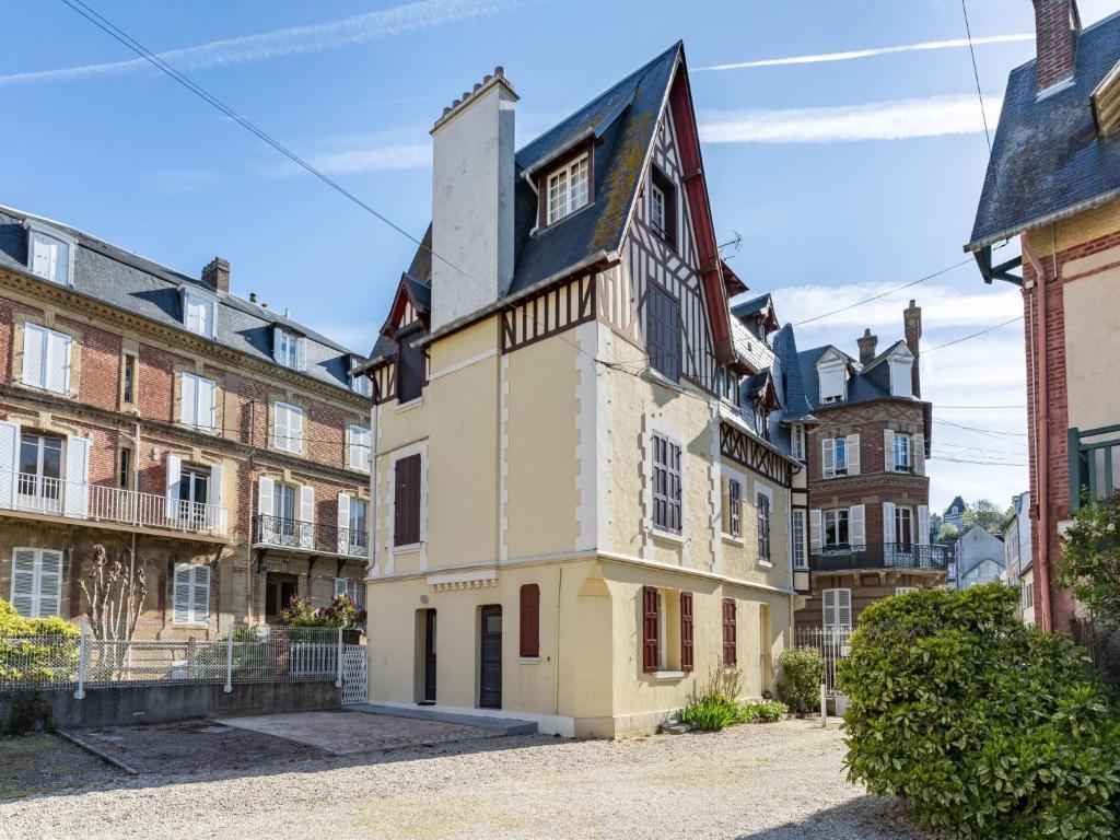 une vieille maison au milieu d'une ville dans l'établissement Studio Mignonnette by Interhome, à Trouville-sur-Mer