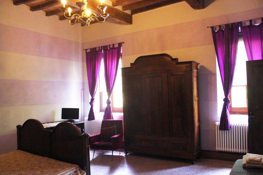 A television and/or entertainment centre at Room and Breakfast Torre