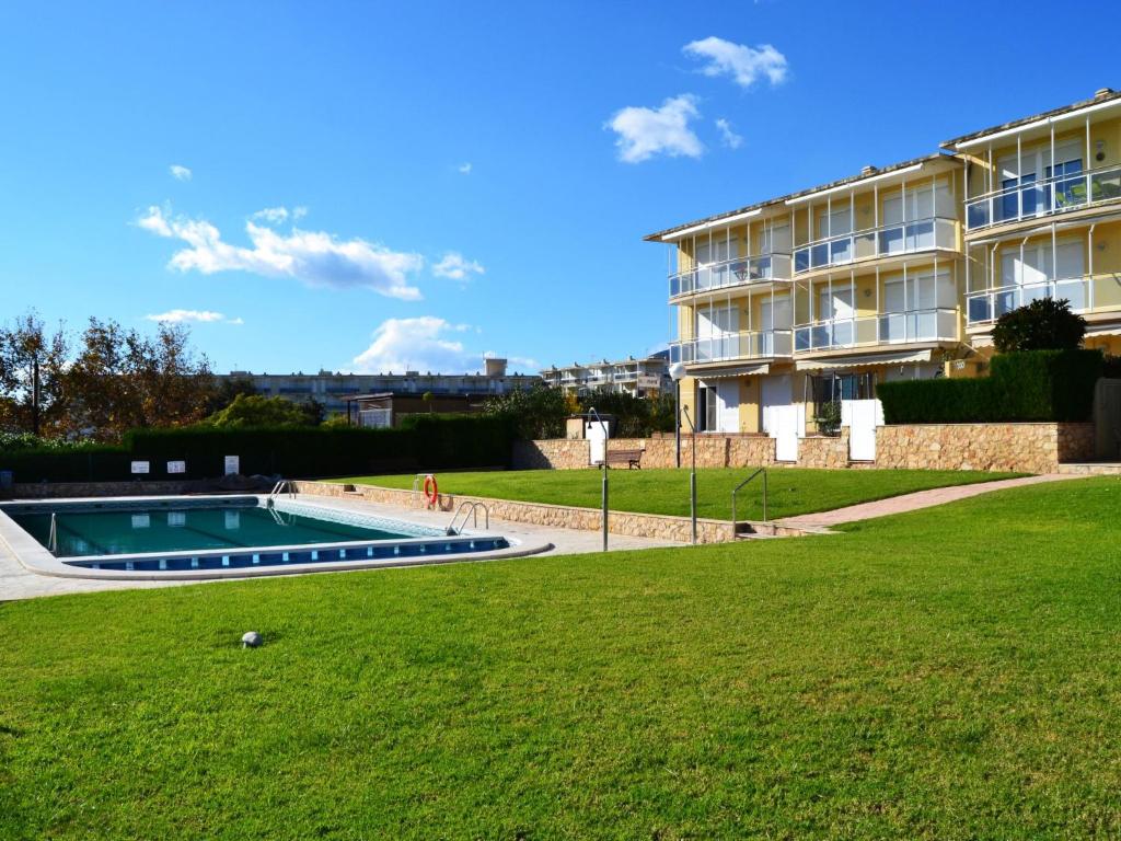 Un complejo con piscina y un edificio. en Apartment Aldea Park by Interhome, en Sant Carles de la Ràpita