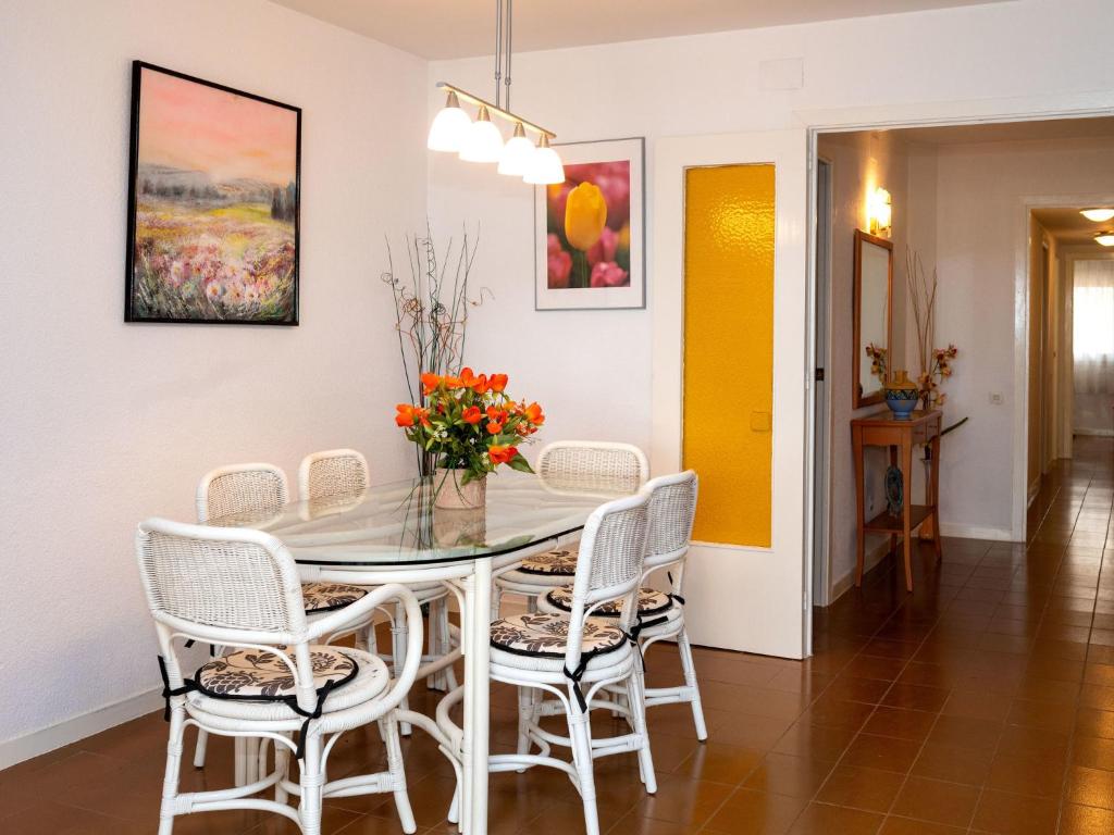 Fotografie z fotogalerie ubytování Apartment Osuna by Interhome v destinaci Calafell
