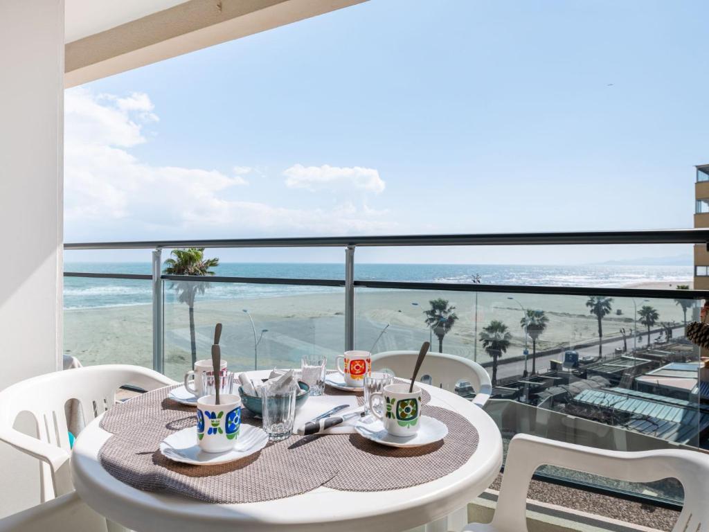 - une table à manger avec vue sur la plage dans l'établissement Apartment Le Casino by Interhome, à Canet