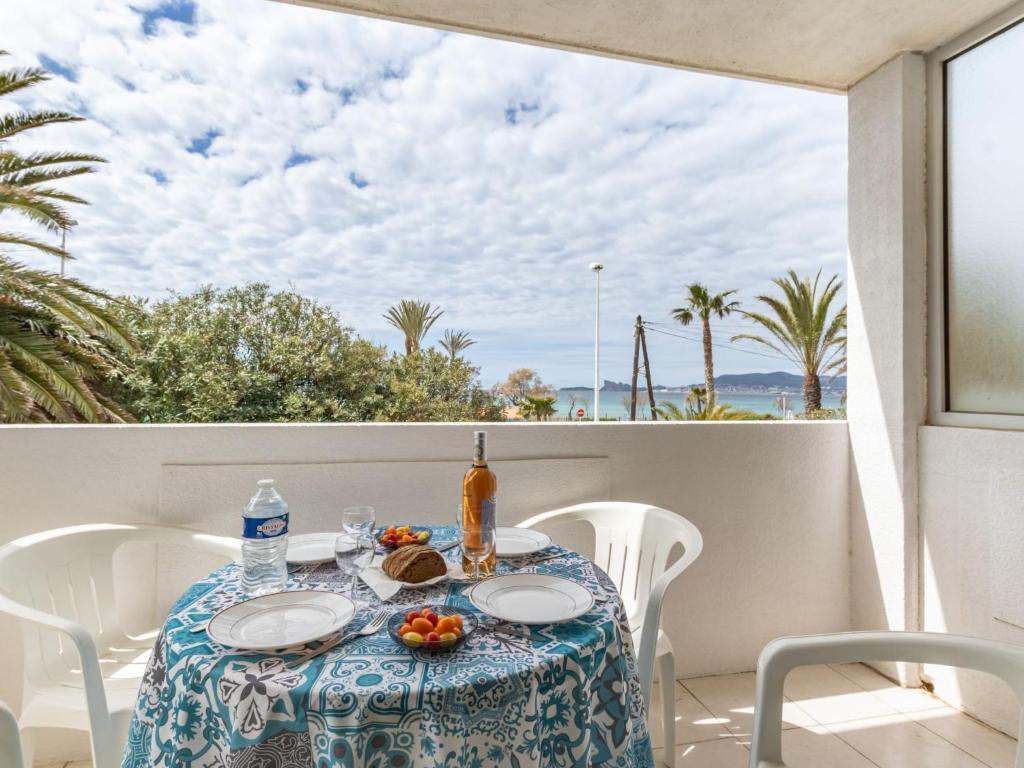 une table et des chaises sur un balcon avec vue sur l'océan dans l'établissement Apartment Super Plage-6 by Interhome, à Saint-Cyr-sur-Mer