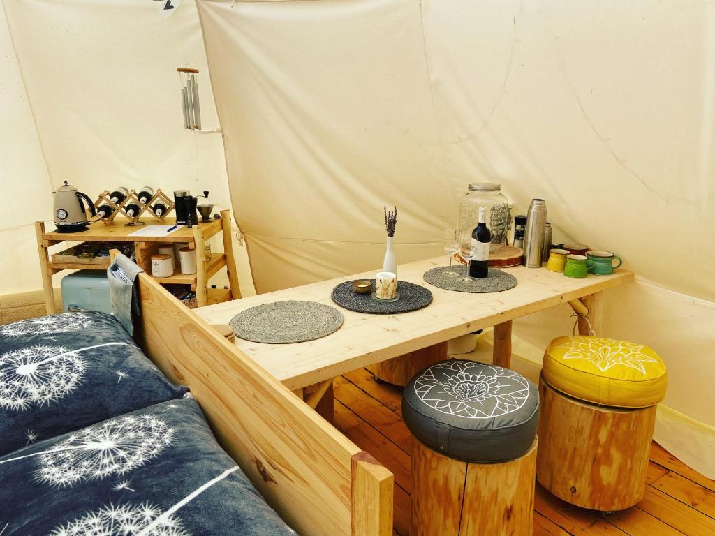 Istumisnurk majutusasutuses Glamping Nad Meandry