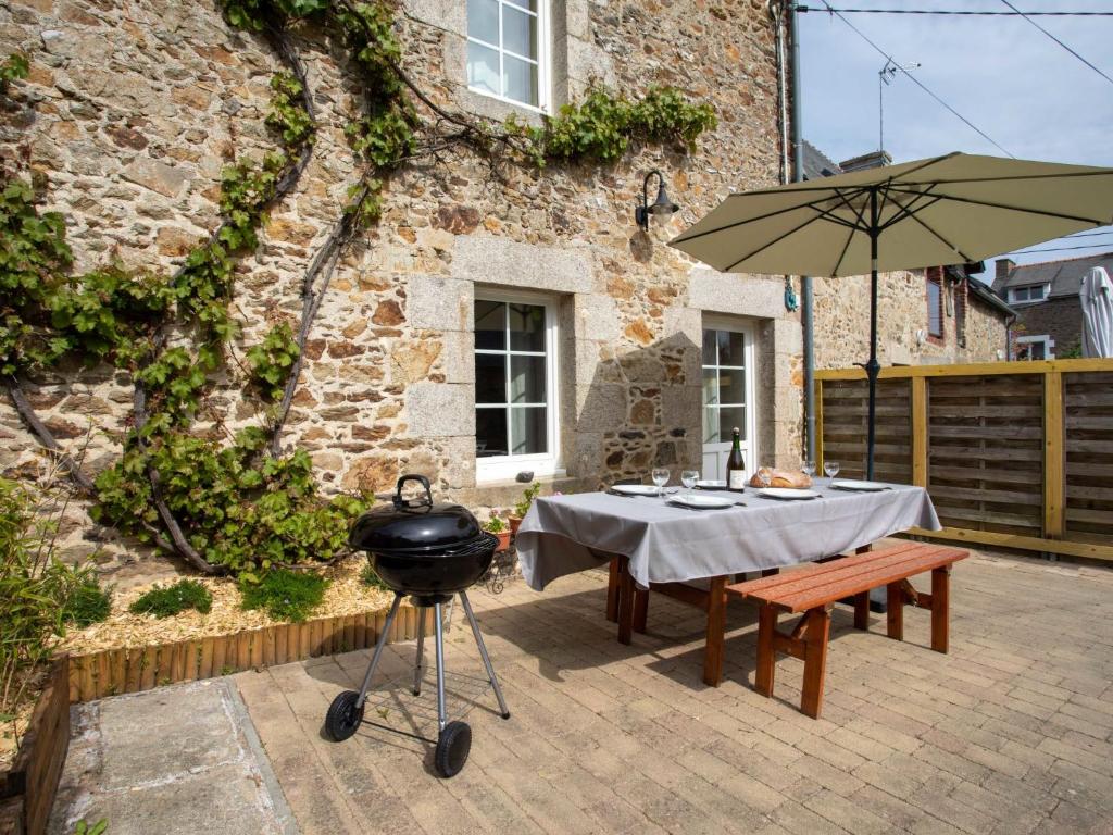 grill, stół i parasol na patio w obiekcie Holiday Home Ty Coz by Interhome w mieście Pleurtuit