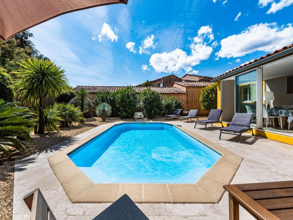 una piscina en el patio trasero de una casa en Holiday Home Le Clos du Mûrier by Interhome en Cogolin