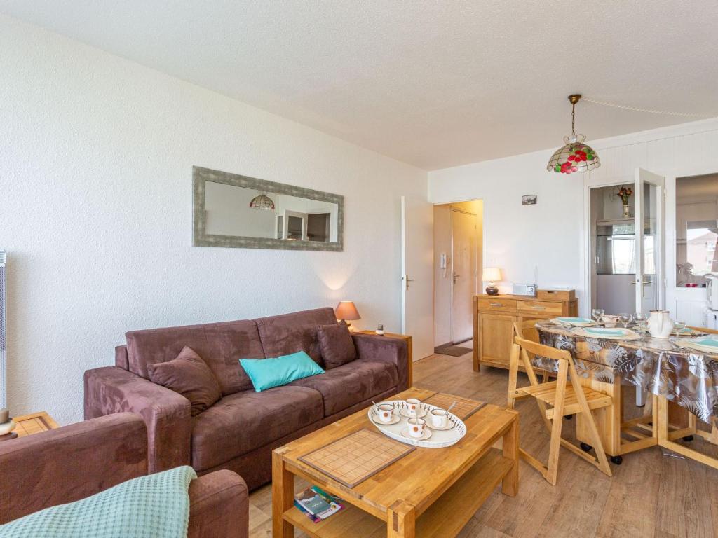 un salon avec un canapé et une table dans l'établissement Apartment Le Grand Large by Interhome, à Seignosse