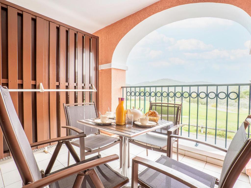 une table et des chaises sur un balcon avec vue dans l'établissement Studio Le Village - C3 217 by Interhome, à Agay