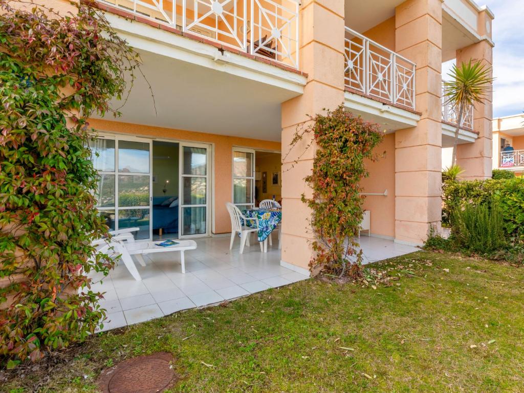 Cette maison dispose d'un balcon et d'une terrasse. dans l'établissement Apartment Le Belvédère - V2 009 by Interhome, à Agay