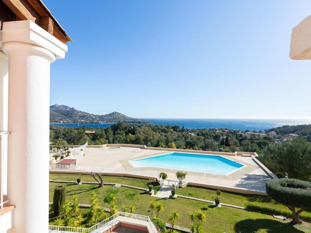 - une vue sur la piscine depuis un bâtiment dans l'établissement Studio Le Hameau - L1 310 by Interhome, à Agay