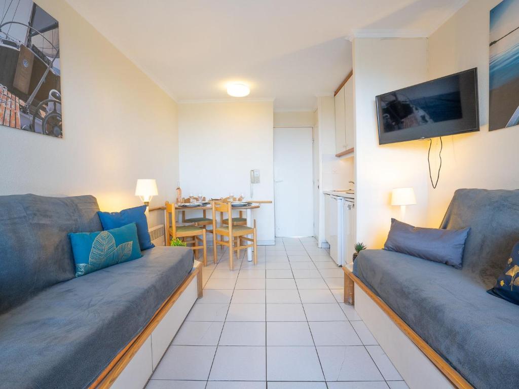 un salon avec deux canapés et une table dans l'établissement Apartment Le Village - E1320 by Interhome, à Agay