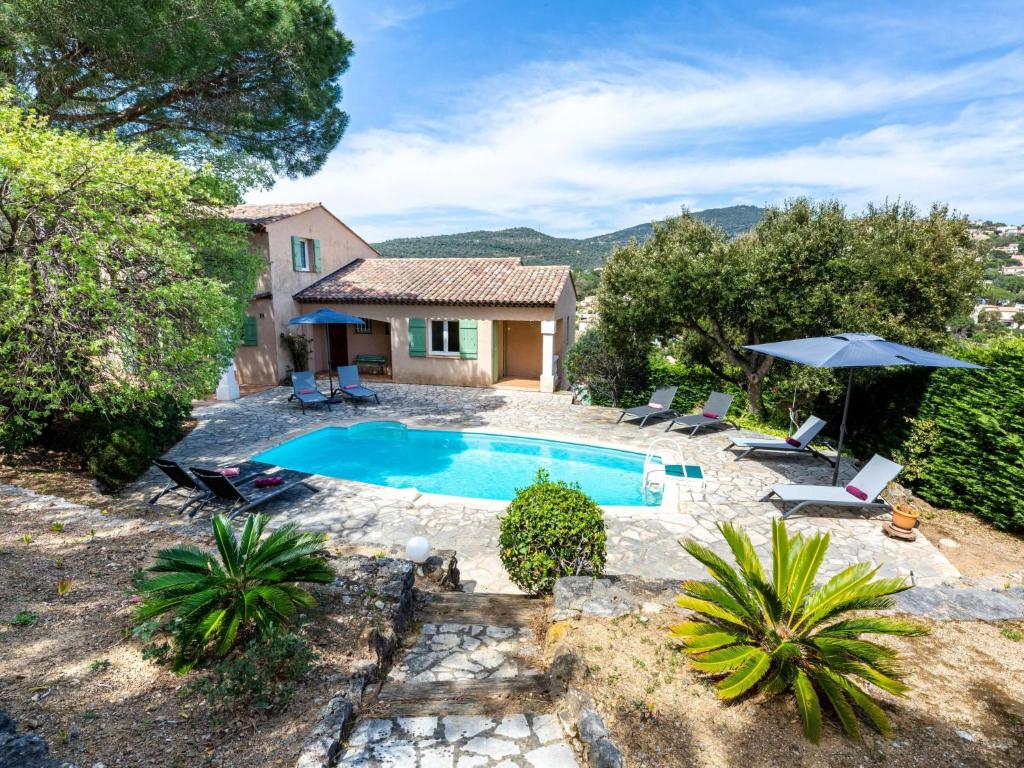 une image d'une maison avec piscine dans l'établissement Holiday Home Villa Les 4 B by Interhome, à Sainte-Maxime