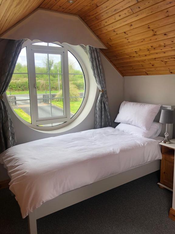 Postel nebo postele na pokoji v ubytování Lough Aduff Lodge 5 minutes from Carrick on Shannon