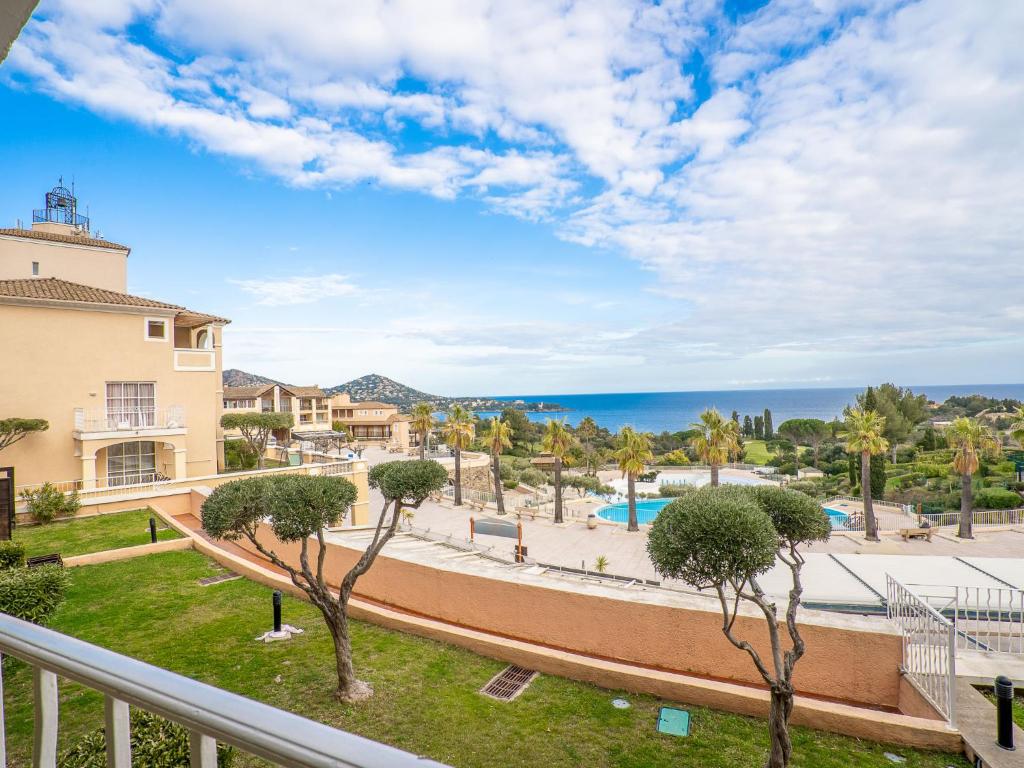 Elle comprend un balcon offrant une vue sur le complexe et l'océan. dans l'établissement Apartment Le Village - E1 214 by Interhome, à Agay