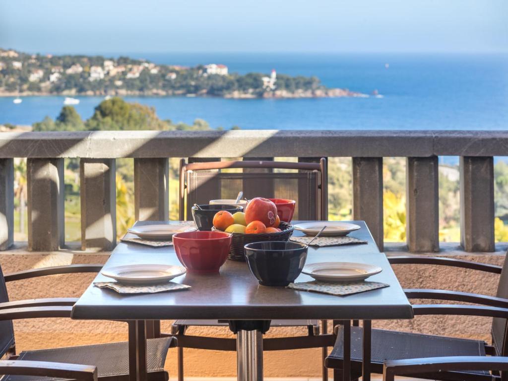 einen Tisch mit einer Obstschale auf dem Balkon in der Unterkunft Apartment Village Cap Estérel - Le Village-67 by Interhome in Agay - Saint Raphael