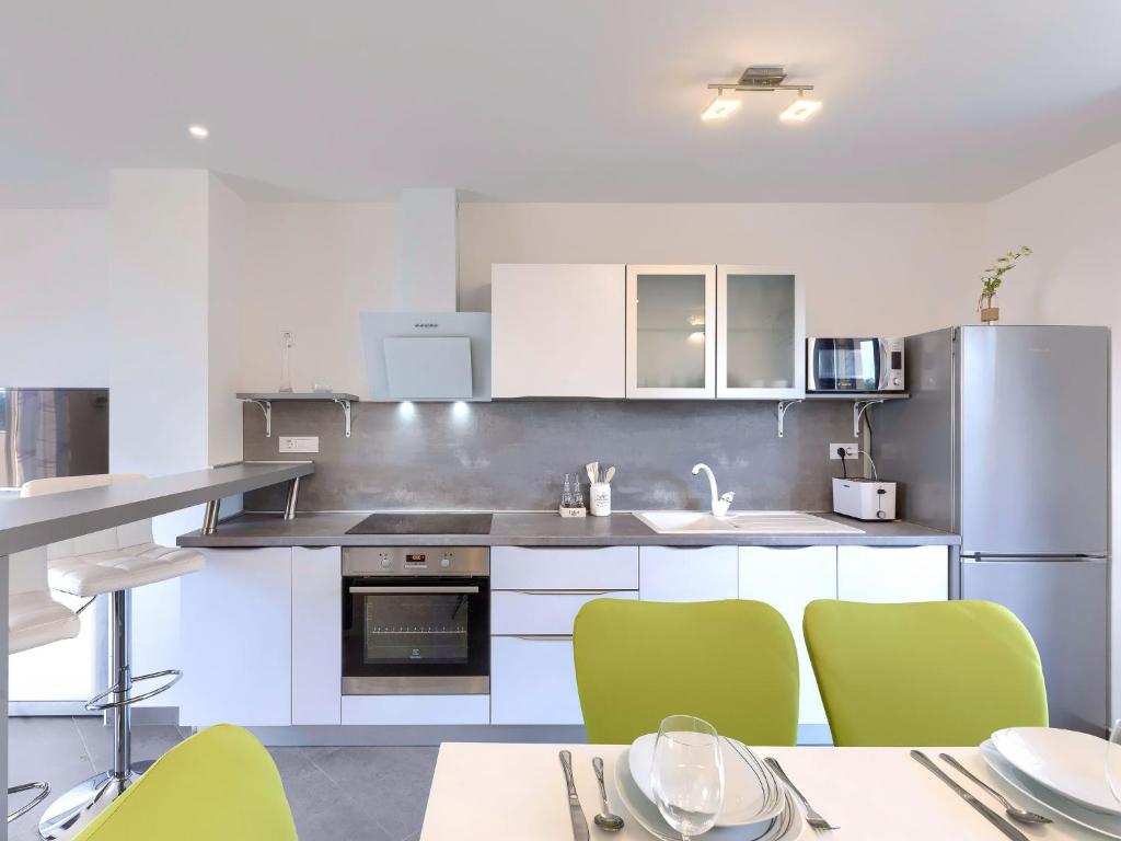 Kuchyňa alebo kuchynka v ubytovaní Apartment Joy by Interhome