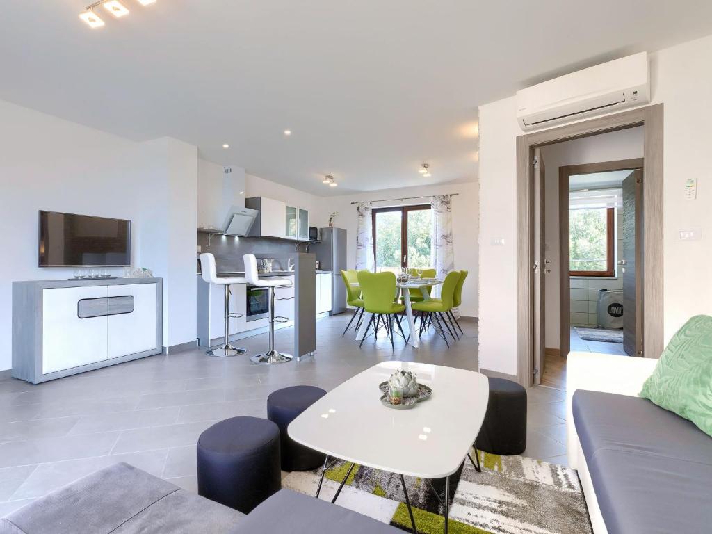 Kuchyňa alebo kuchynka v ubytovaní Apartment Joy by Interhome