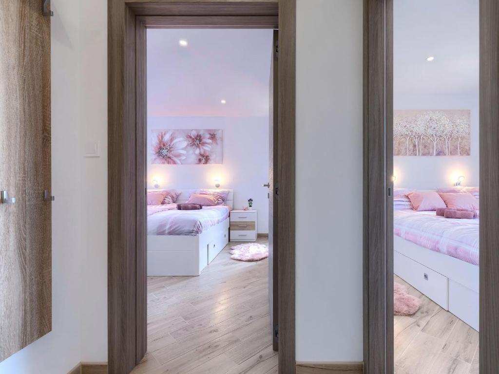 Posteľ alebo postele v izbe v ubytovaní Apartment Joy by Interhome