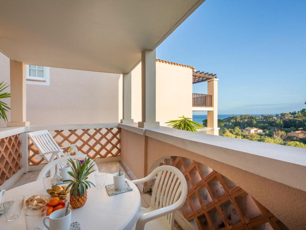 un balcon avec une table et des chaises et une vue dans l'établissement Apartment L'Esquinade - F2 105 by Interhome, à Agay