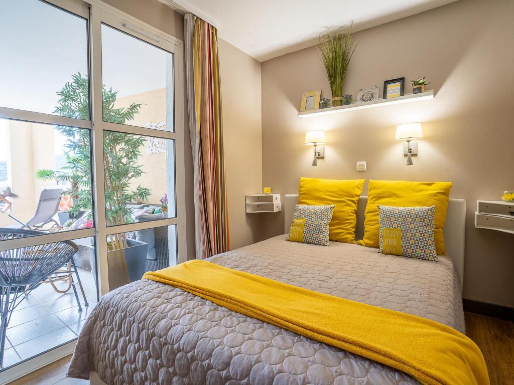 une chambre avec un lit et une grande fenêtre dans l'établissement Apartment L'Esquinade P3 314 by Interhome, à Agay
