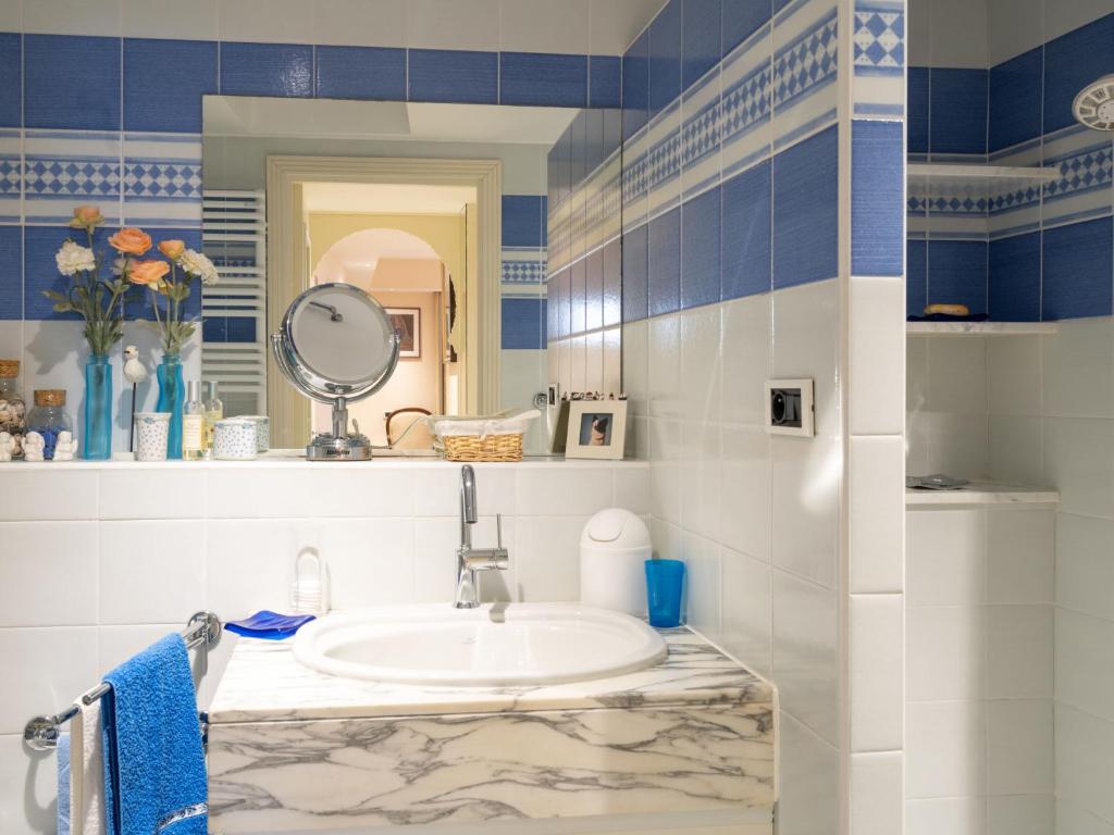 A bathroom at Apartment Grimaldi by Interhome