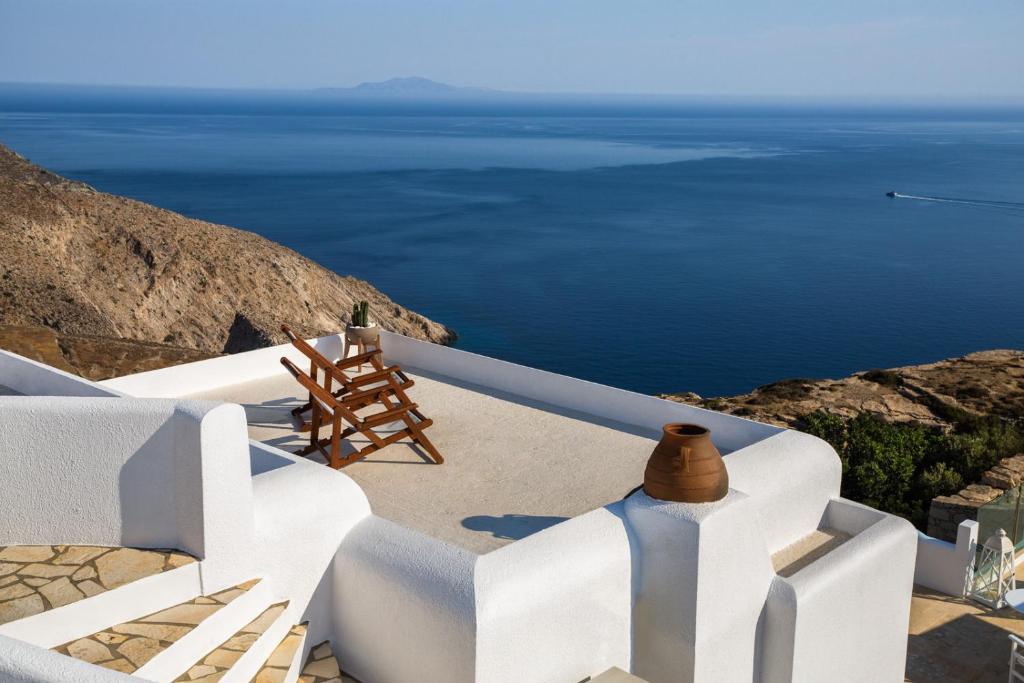 uma varanda com vista para o oceano em Aria Boutique Hotel em Chora Folegandros