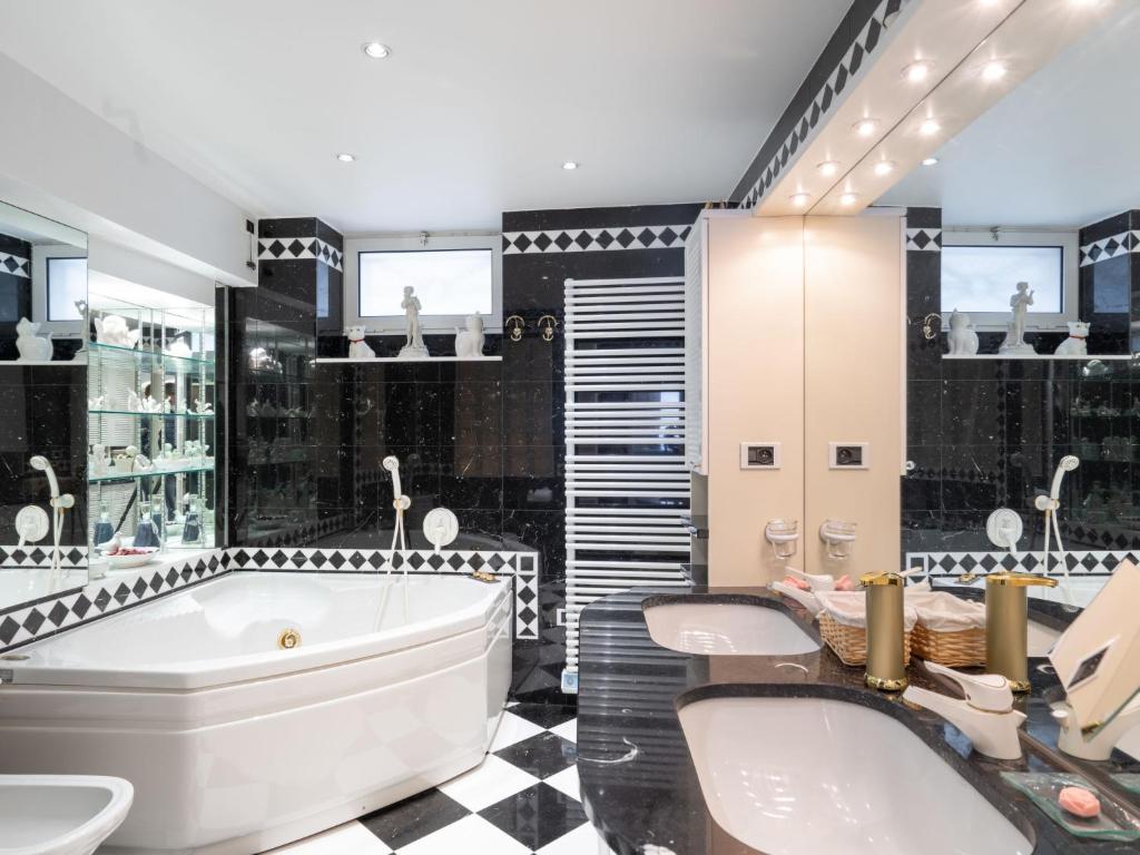 A bathroom at Apartment Grimaldi by Interhome