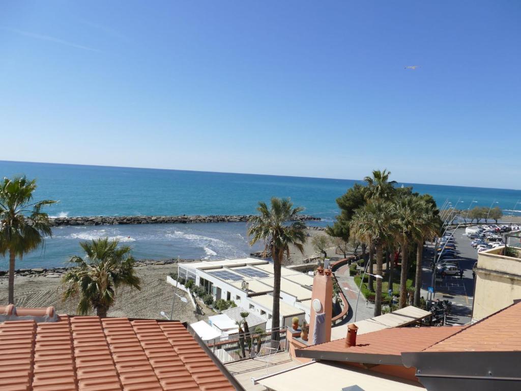 Blick auf einen Strand mit Palmen und das Meer in der Unterkunft Holiday Home Casa della Mamma by Interhome in Riva Ligure
