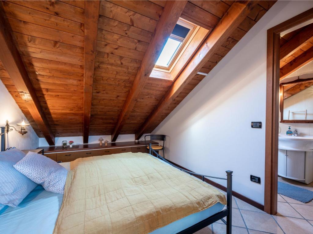 Łóżko lub łóżka w pokoju w obiekcie Apartment Borgo San Giulio by Interhome