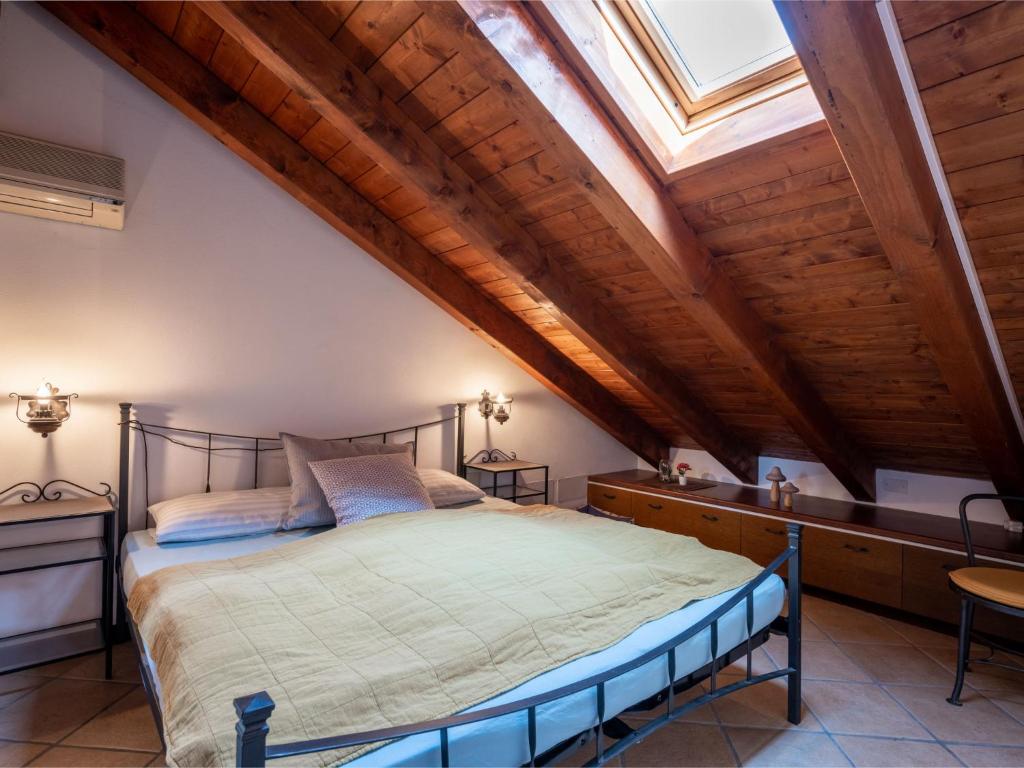 Łóżko lub łóżka w pokoju w obiekcie Apartment Borgo San Giulio by Interhome