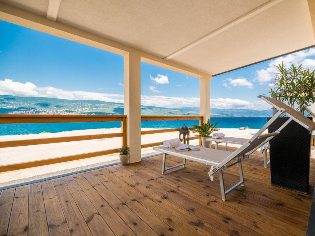 Casa con balcón con vistas al océano en Holiday Home Sea View mobile home by Interhome, en Šilo