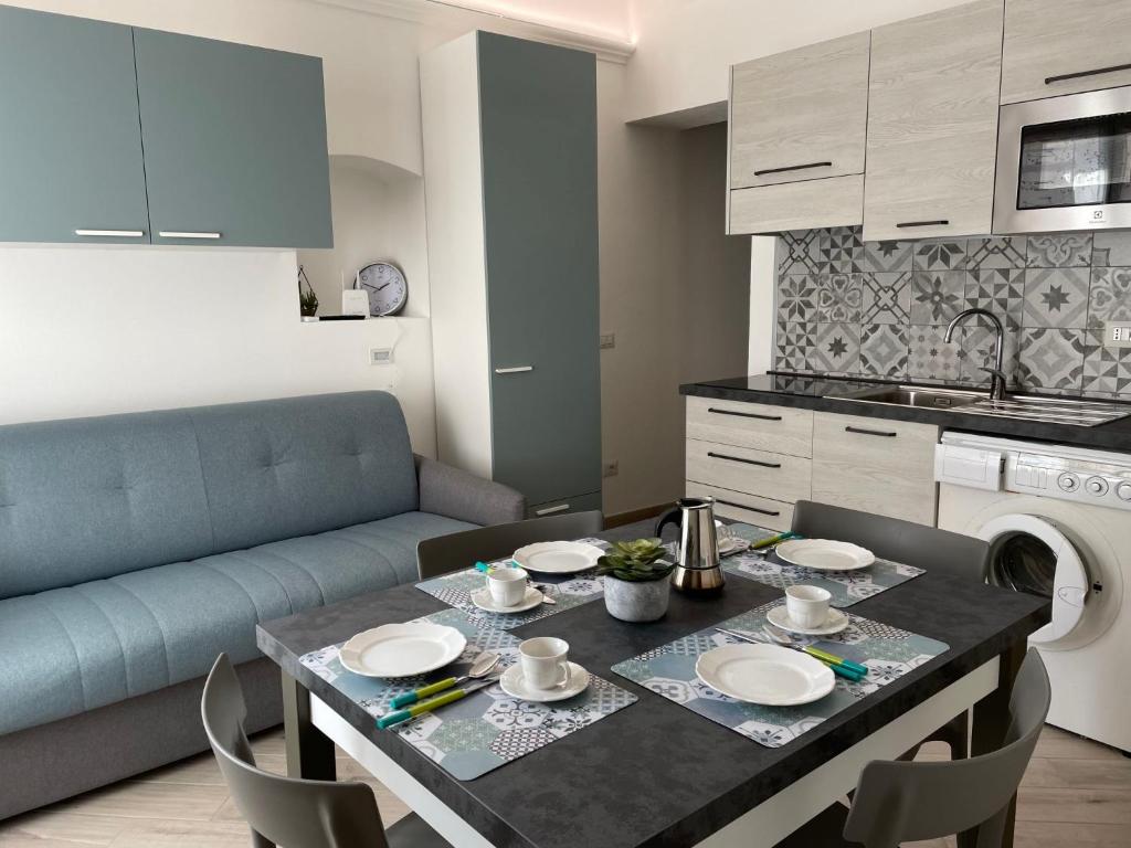 una cucina e un soggiorno con un tavolo e un divano di Apartment Tra Sole e Mare by Interhome a Spotorno