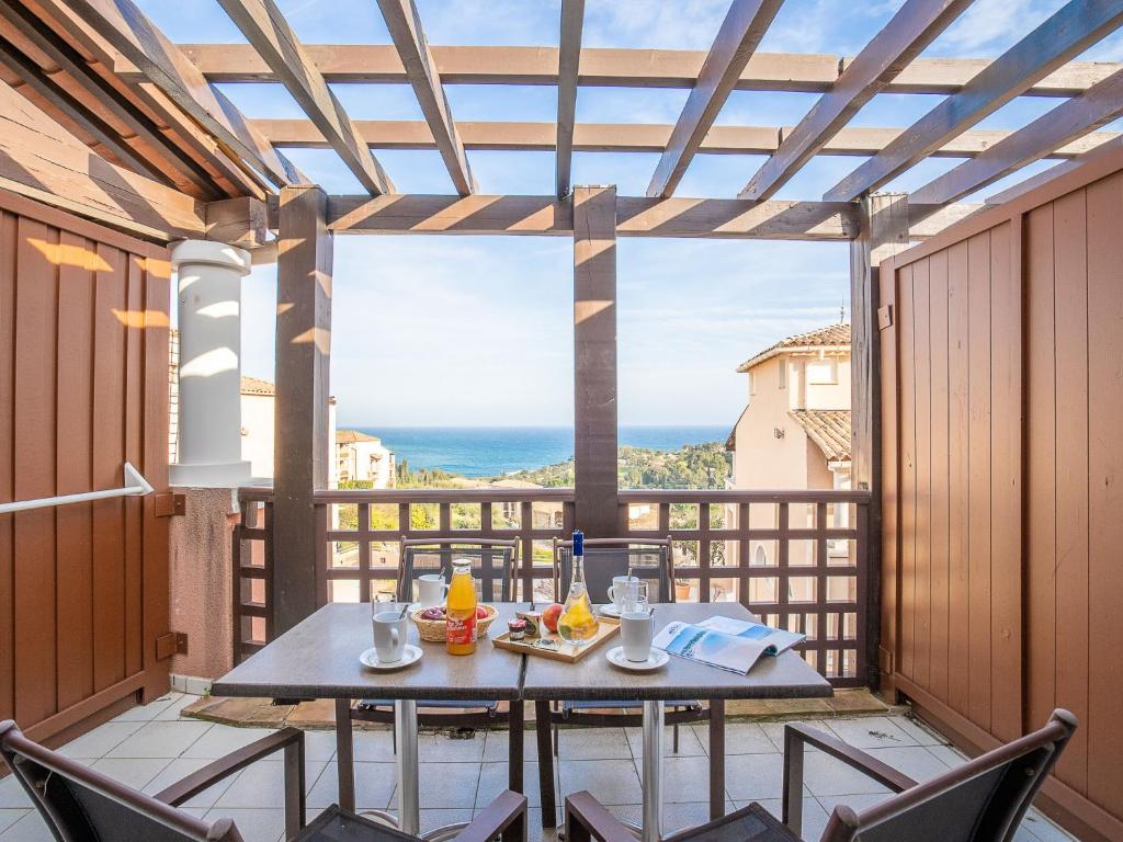 - une table sur un balcon avec vue sur l'océan dans l'établissement Apartment L'Esquinade - E3 333 by Interhome, à Agay