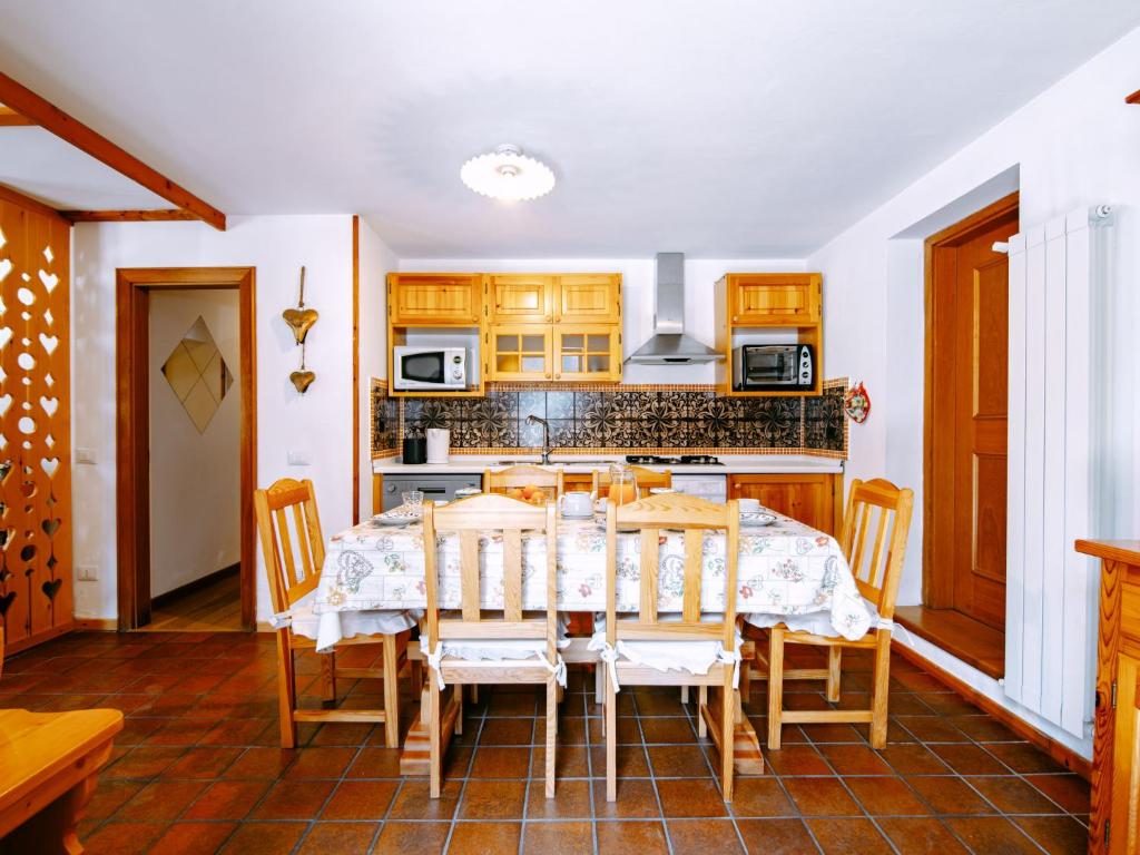 Kuchyňa alebo kuchynka v ubytovaní Apartment Cesa Veja by Interhome