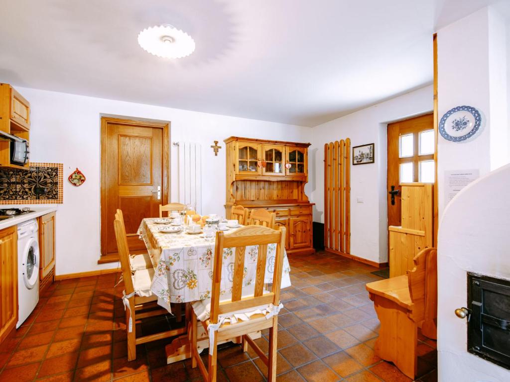 Kuchyňa alebo kuchynka v ubytovaní Apartment Cesa Veja by Interhome