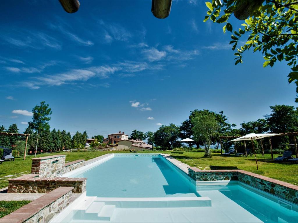 - une piscine dans une cour avec un ciel bleu dans l'établissement Apartment Olivo by Interhome, à Osteria Delle Noci