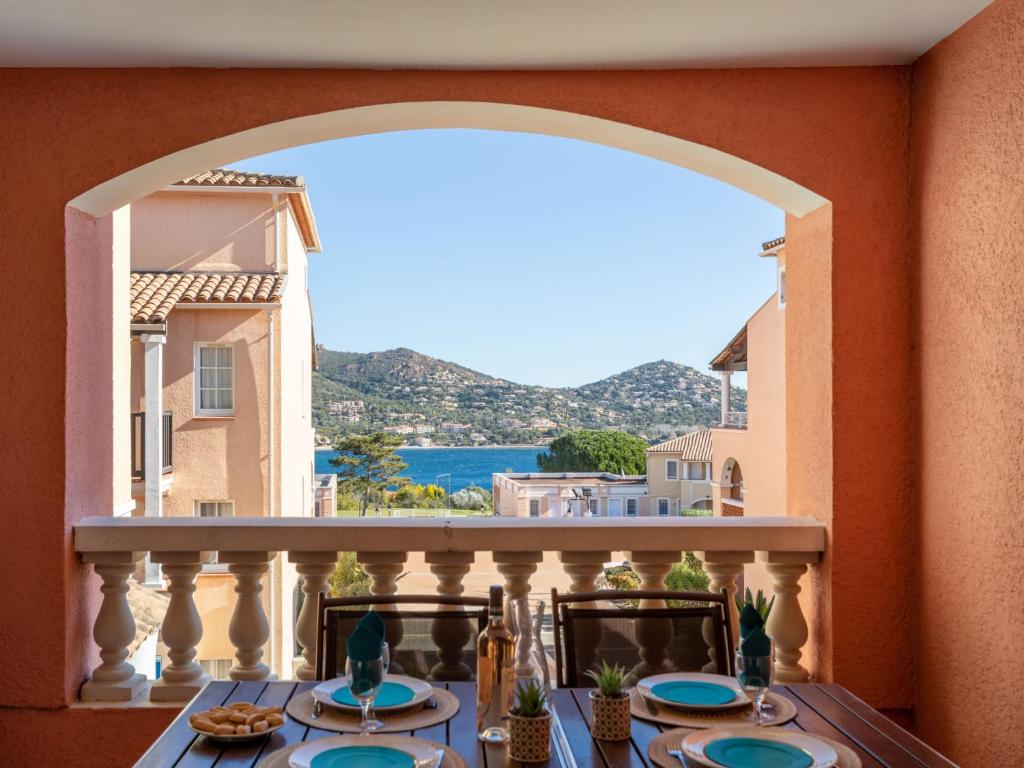 - une table sur un balcon avec vue sur l'océan dans l'établissement Apartment Le Village - C0 266 by Interhome, à Agay