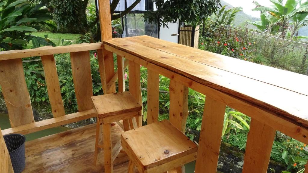Rõdu või terrass majutusasutuses Aventura Treehouse Glamping
