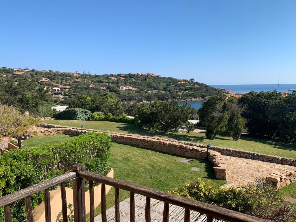 widok na ogród z balkonu domu w obiekcie GG Luxury Apartments - Porto Cervo - Costa Smeralda w mieście Porto Cervo